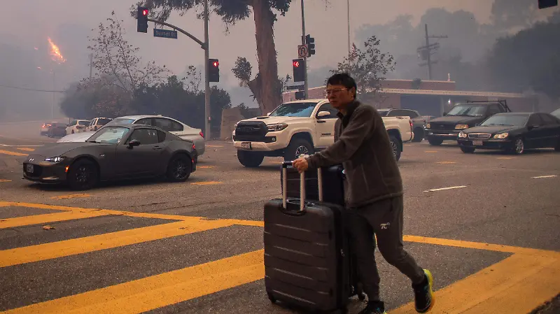 Personas evacuadas tras el incendio que azota Los Ángeles. 